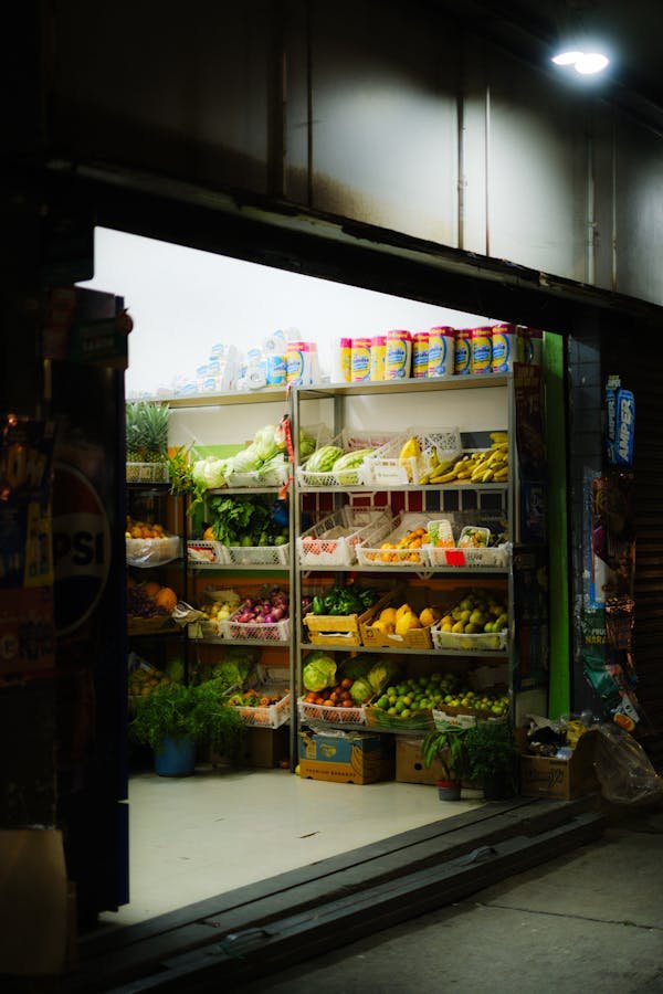 Présentoirs fruits et légumes : élégance et praticité en bois massif